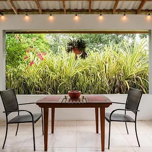 Ancella's Garden Apartment-beach-5min Drive, 1 Hr Montego Bay, 25 Mins Ocho Rios, Continental Breakfast Runaway Bay